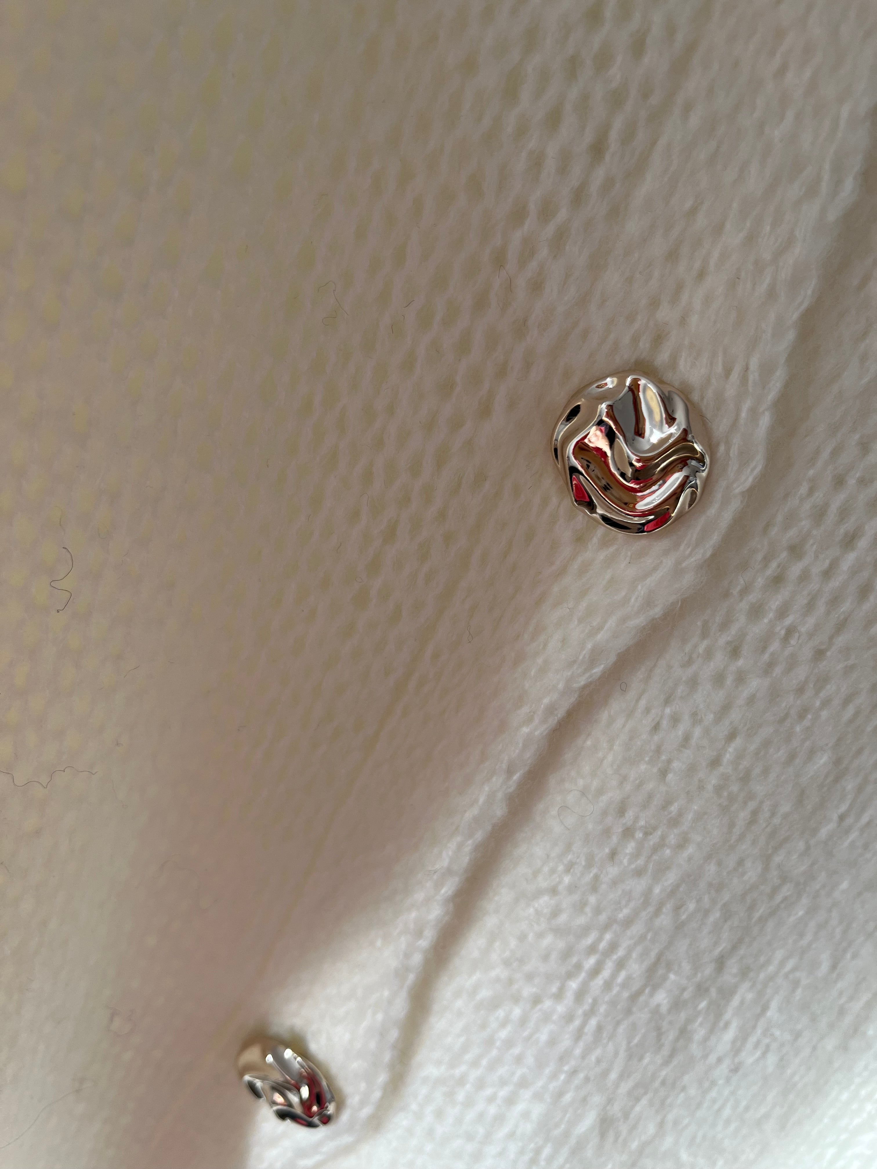 Gilet à col volanté et manches bouffantes