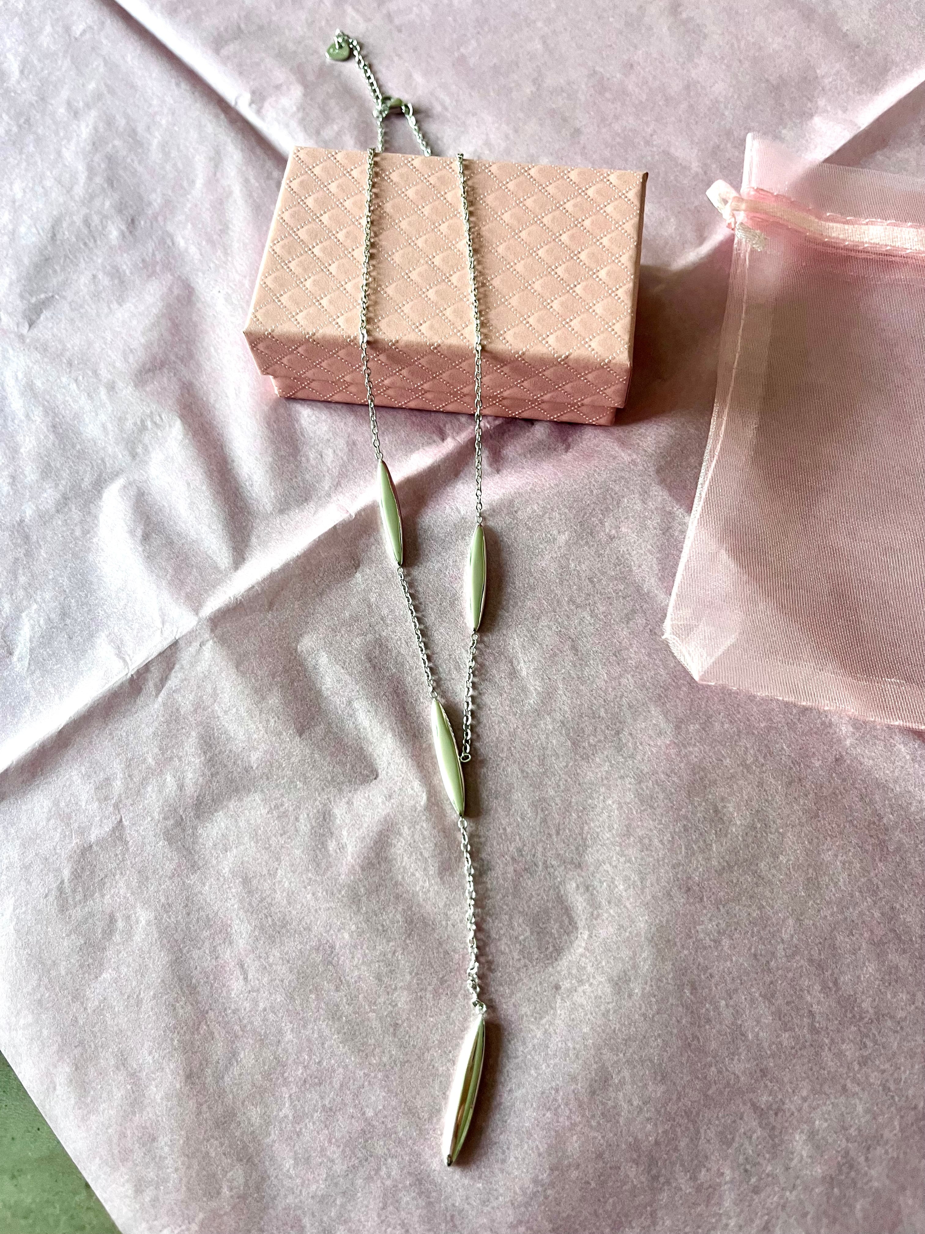 Collier en Y Chaîne Argentée Avec Quatre Gouttes Allongées