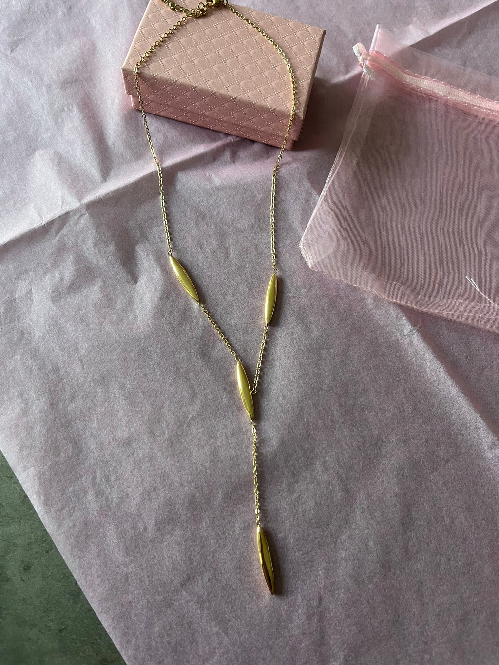 Collier en Y Chaîne Dorée Avec Qautre Gouttes Allongées