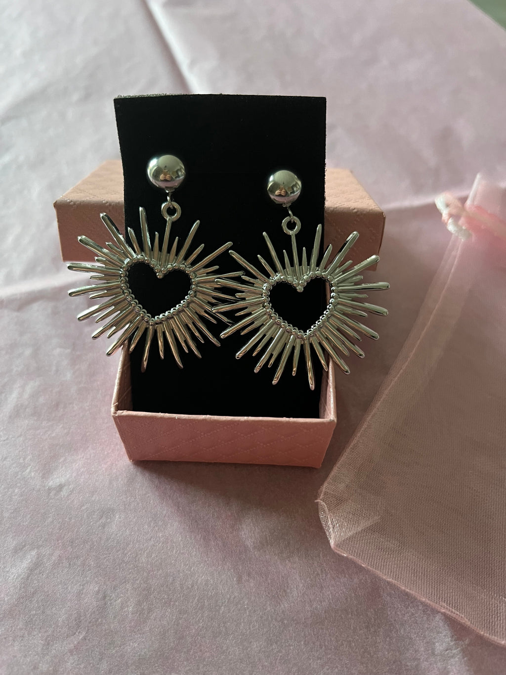 Boucles d’oreilles argentées pendantes cœur rayonnant