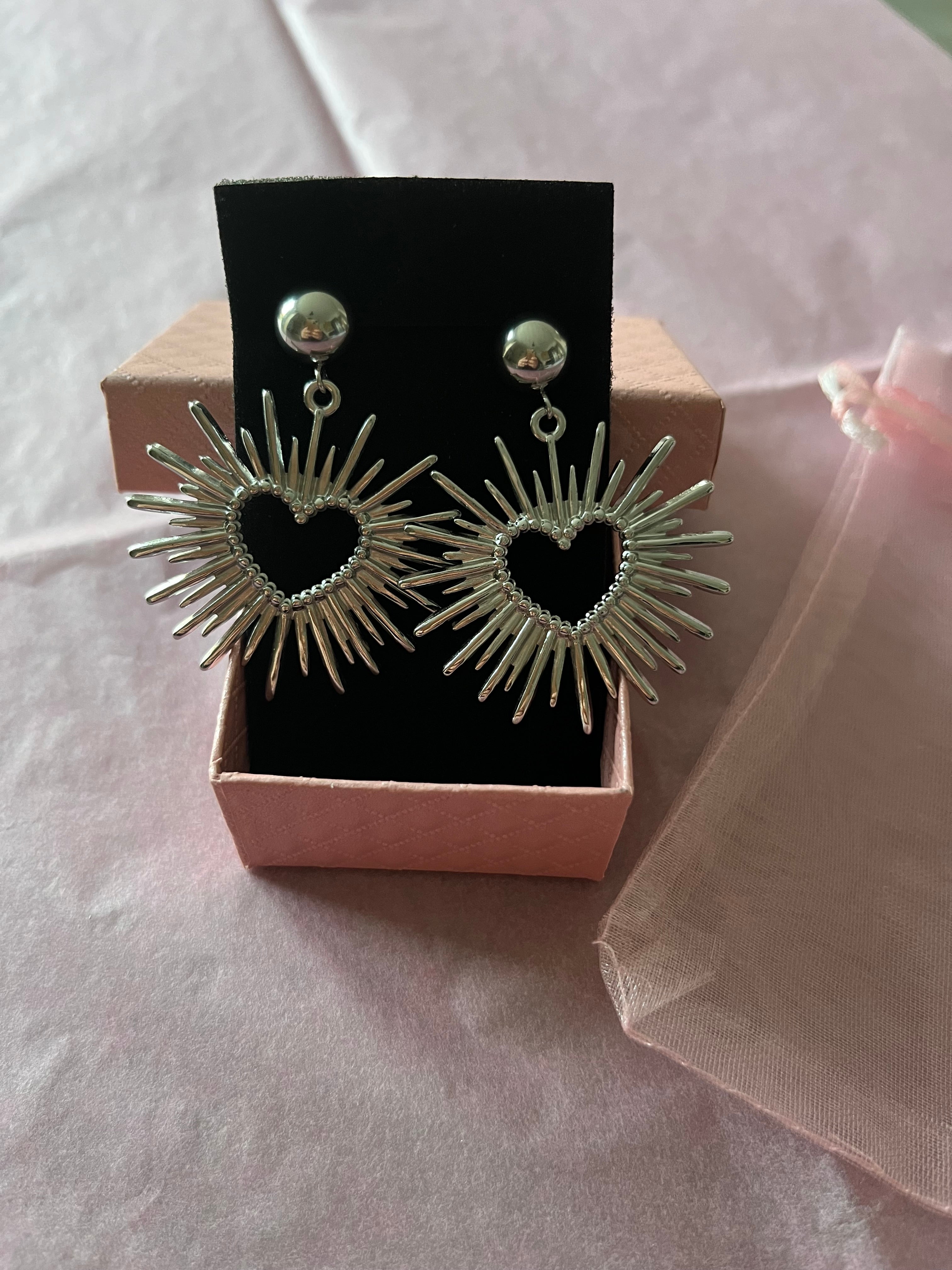 Boucles d’oreilles argentées pendantes cœur rayonnant