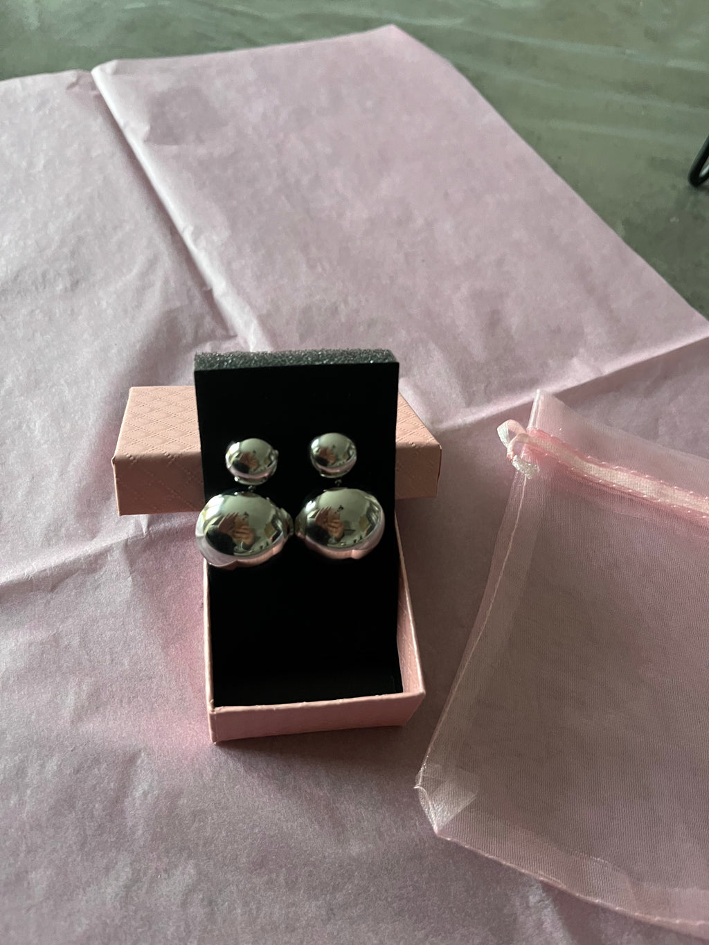 Boucles d'Oreilles Argentées Double Hémisphères Brillants