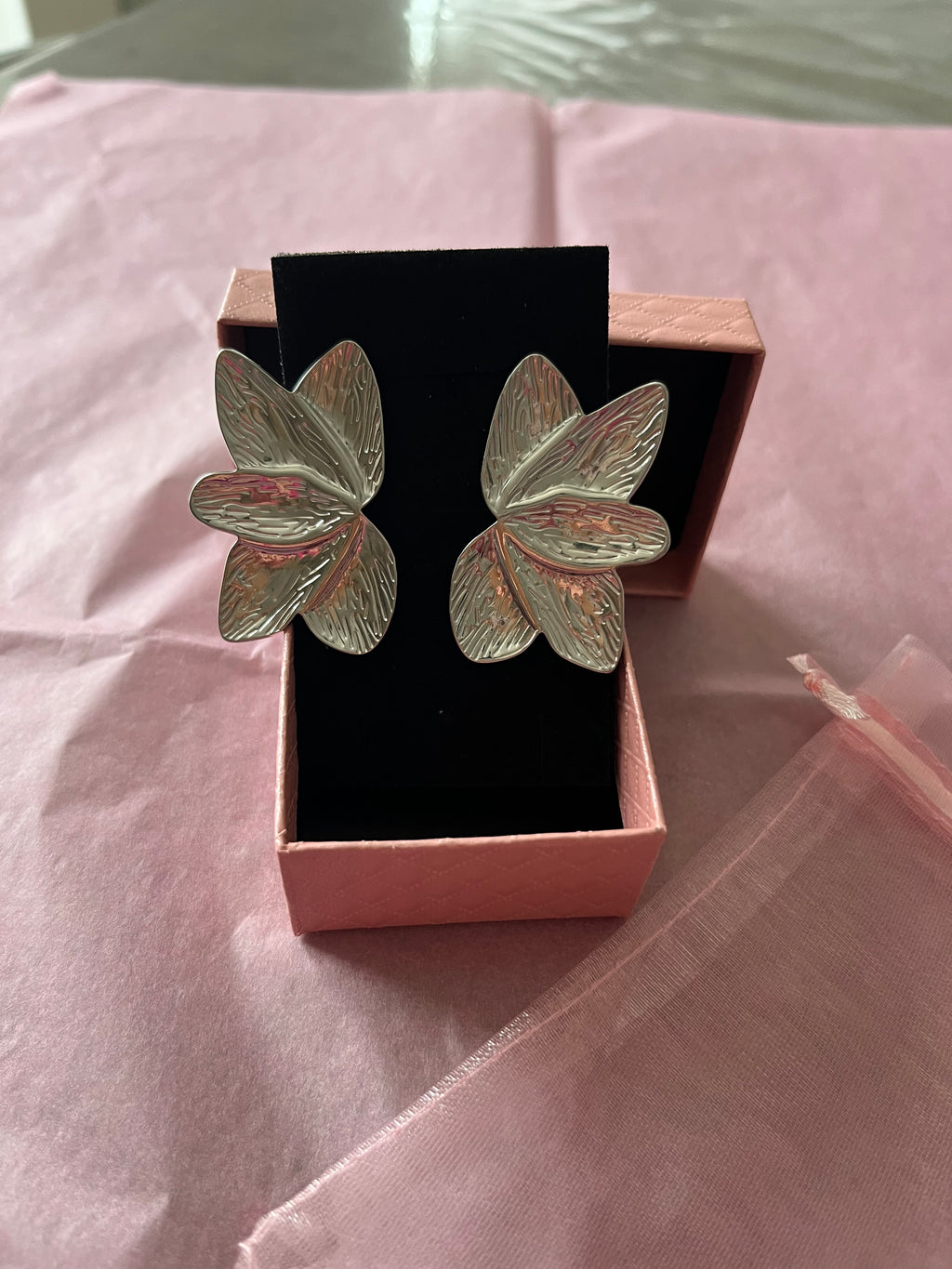 Boucles d'Oreilles Argentées Demi Fleur Sculptée Avec Texture Botanique