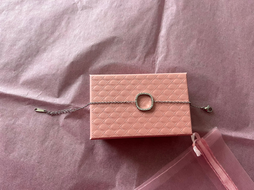 Bracelet chaîne fine argentée avec contour carré central strassé aux angles arrondis