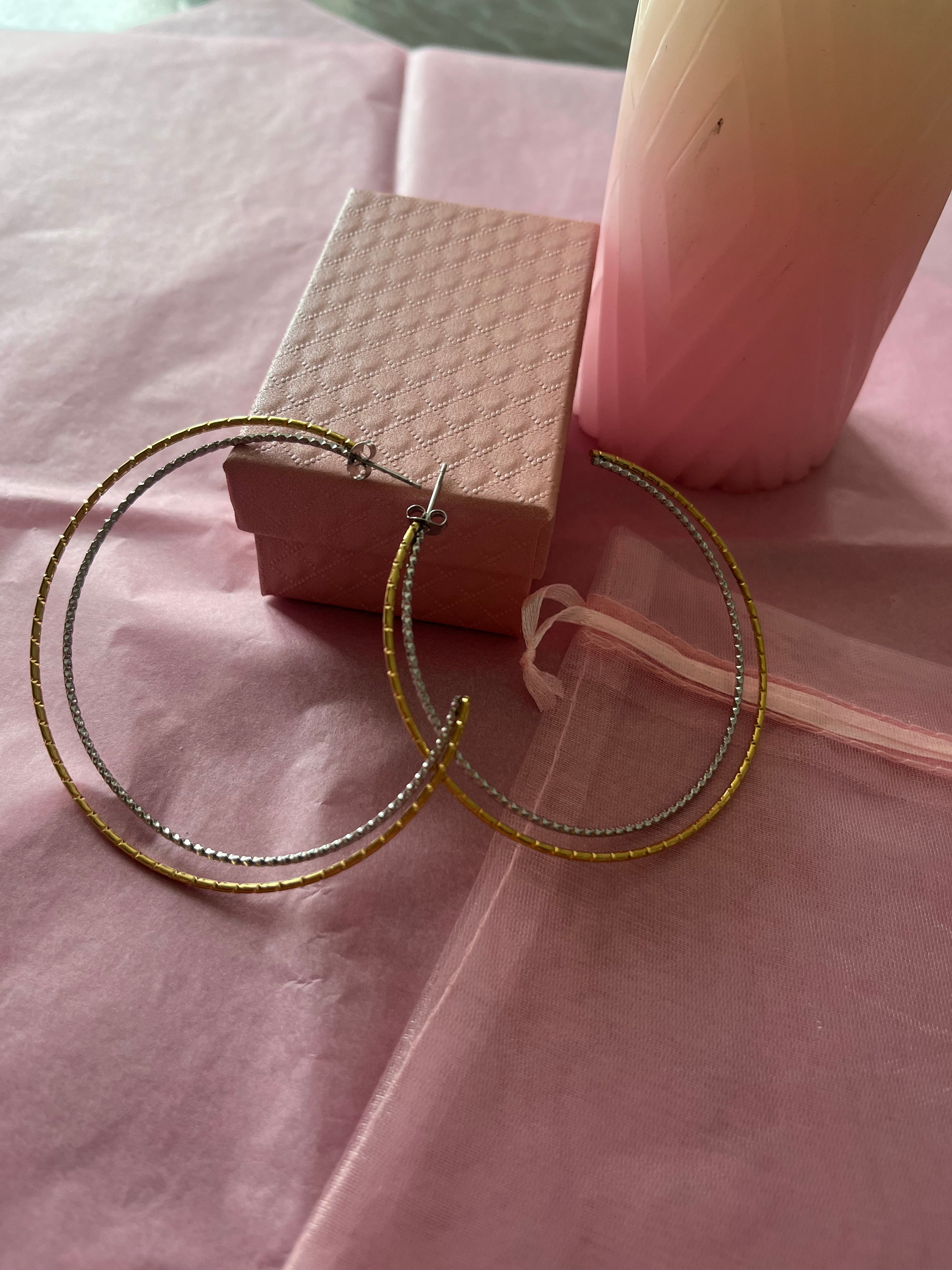 Boucles d’oreilles double créoles ouvertes bicolores dorées et argentées finition brossée