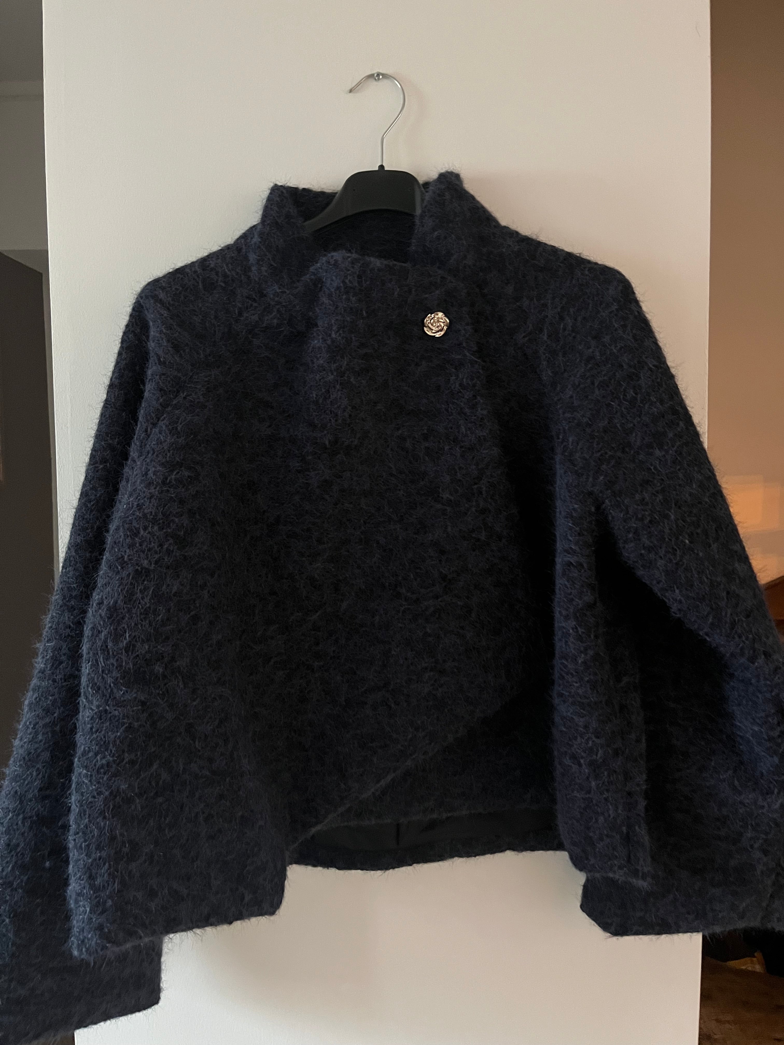 Veste en laine bouclée – Col montant croisé, bouton bijou