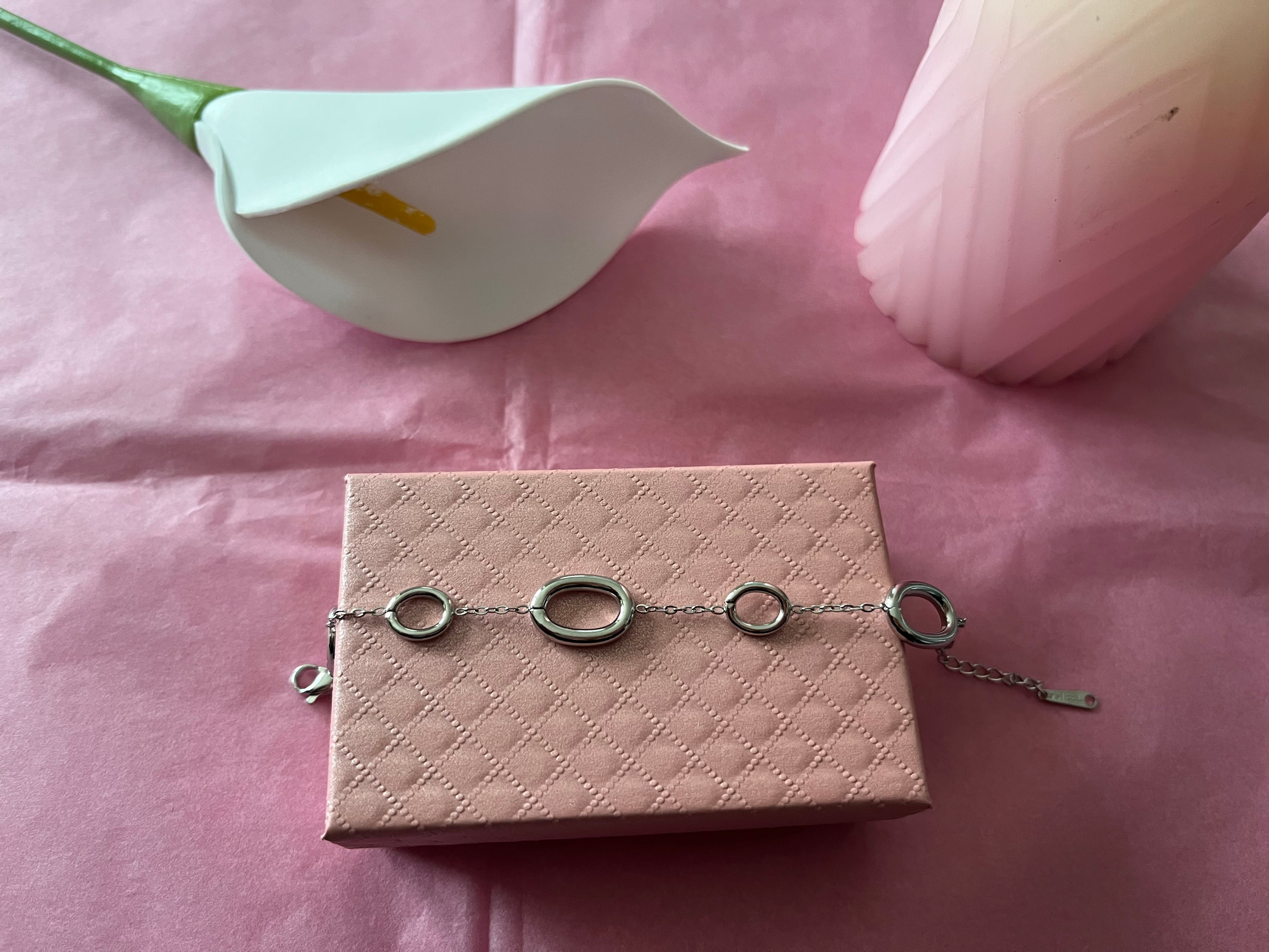 Bracelet chaîne argentée avec 5 anneaux