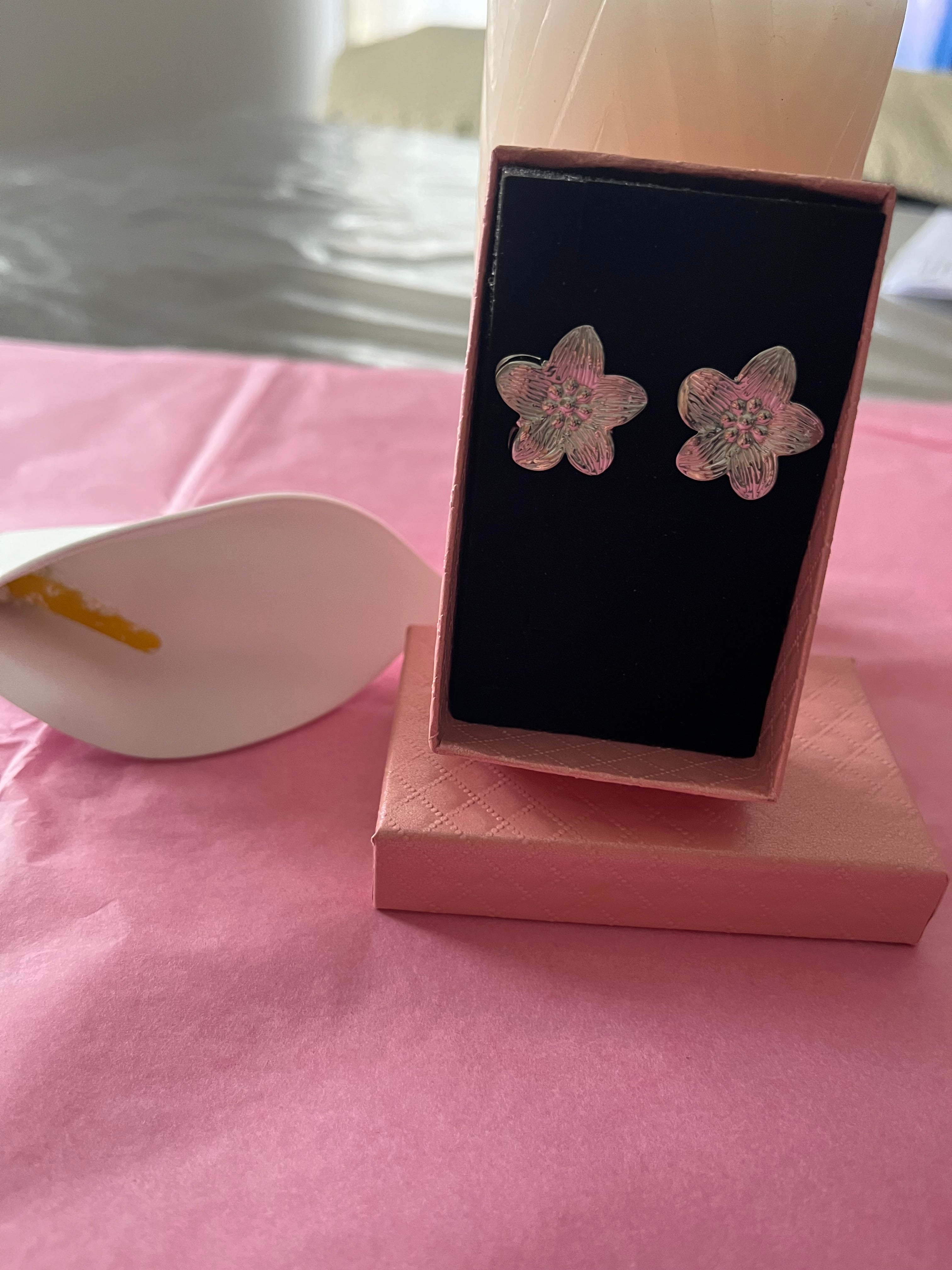 Boucles d'oreilles argentées fleur martelée