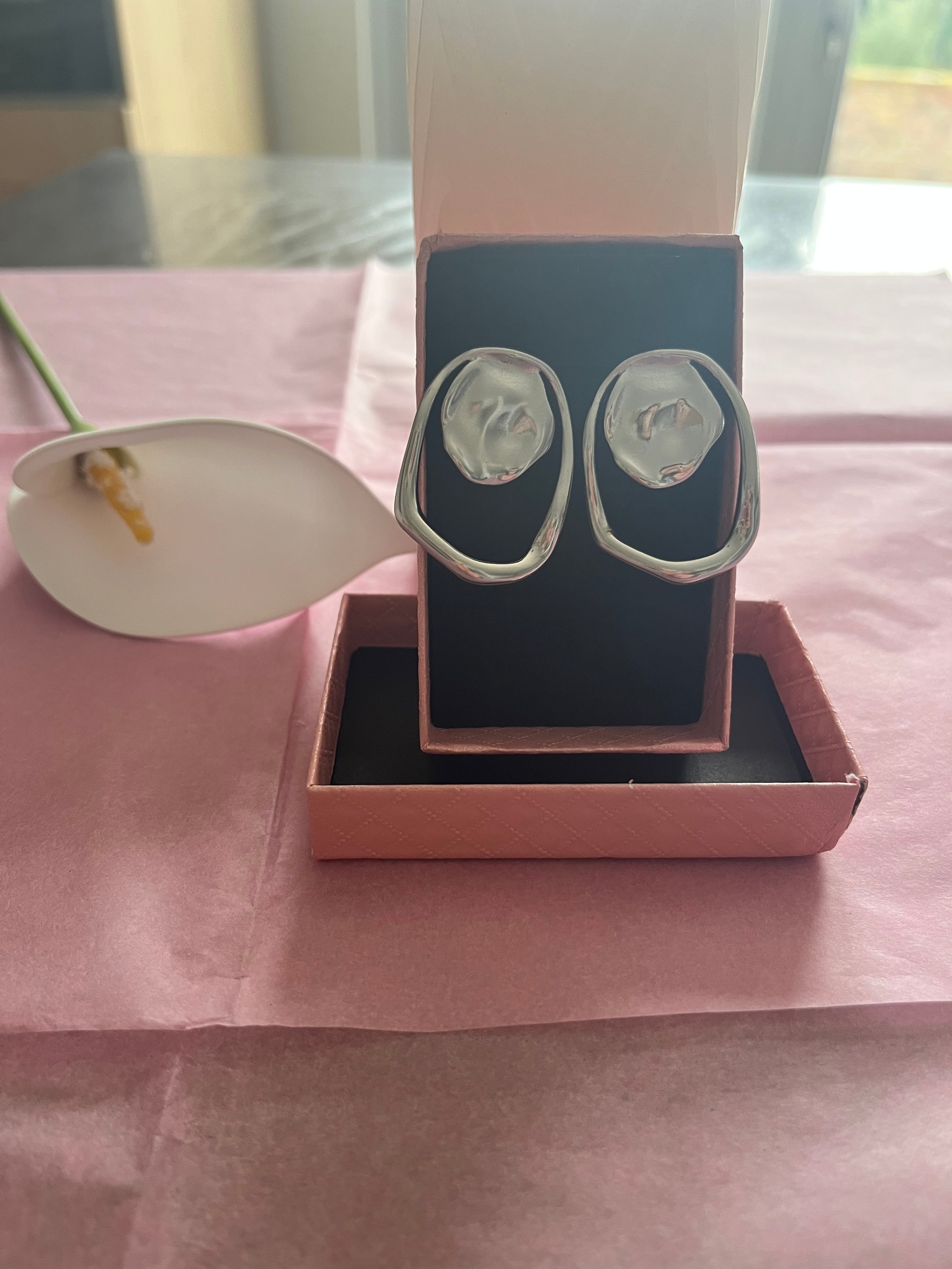 Boucles d’oreilles argentées géométriques cercle martelé et anneau irrégulier effet miroir