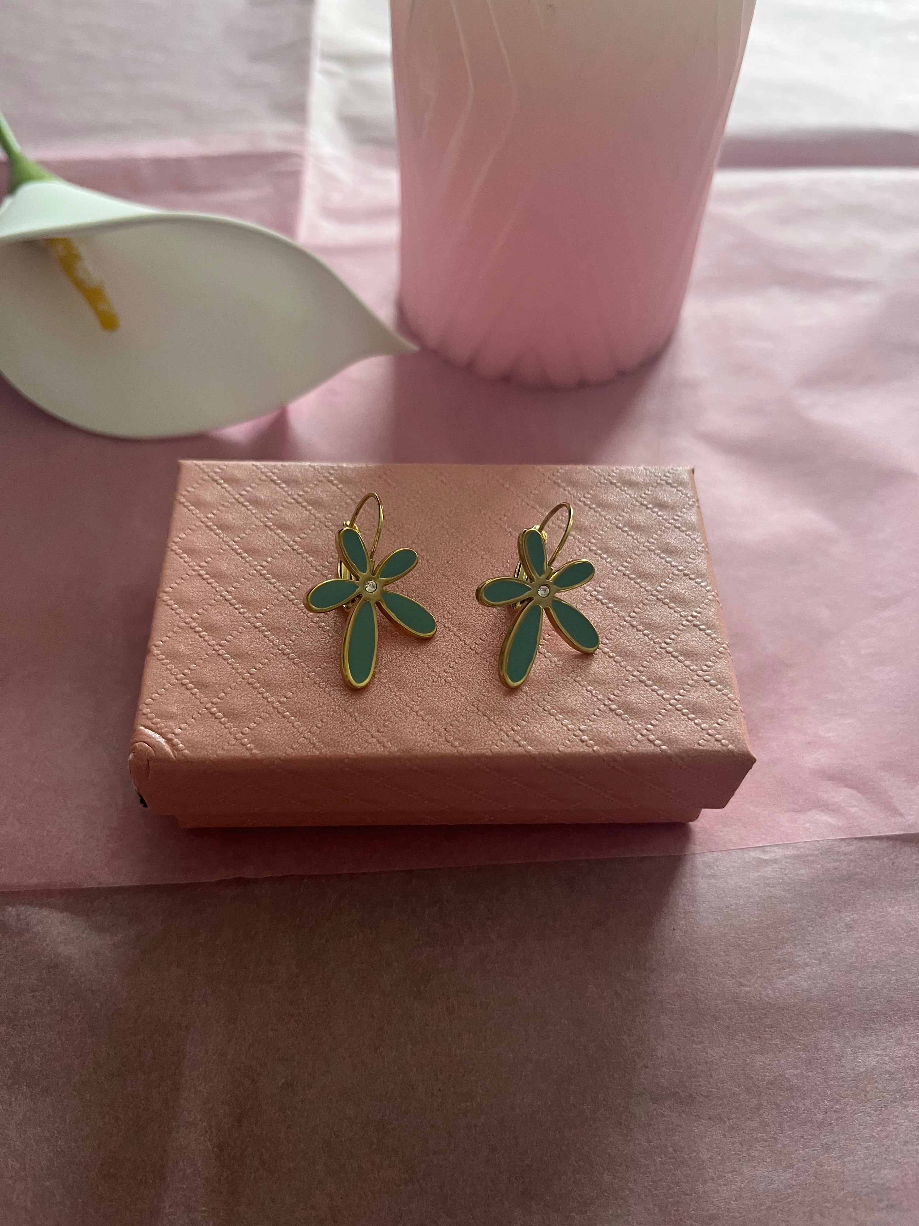 Boucles d'oreilles dormeuses marguerite bleue