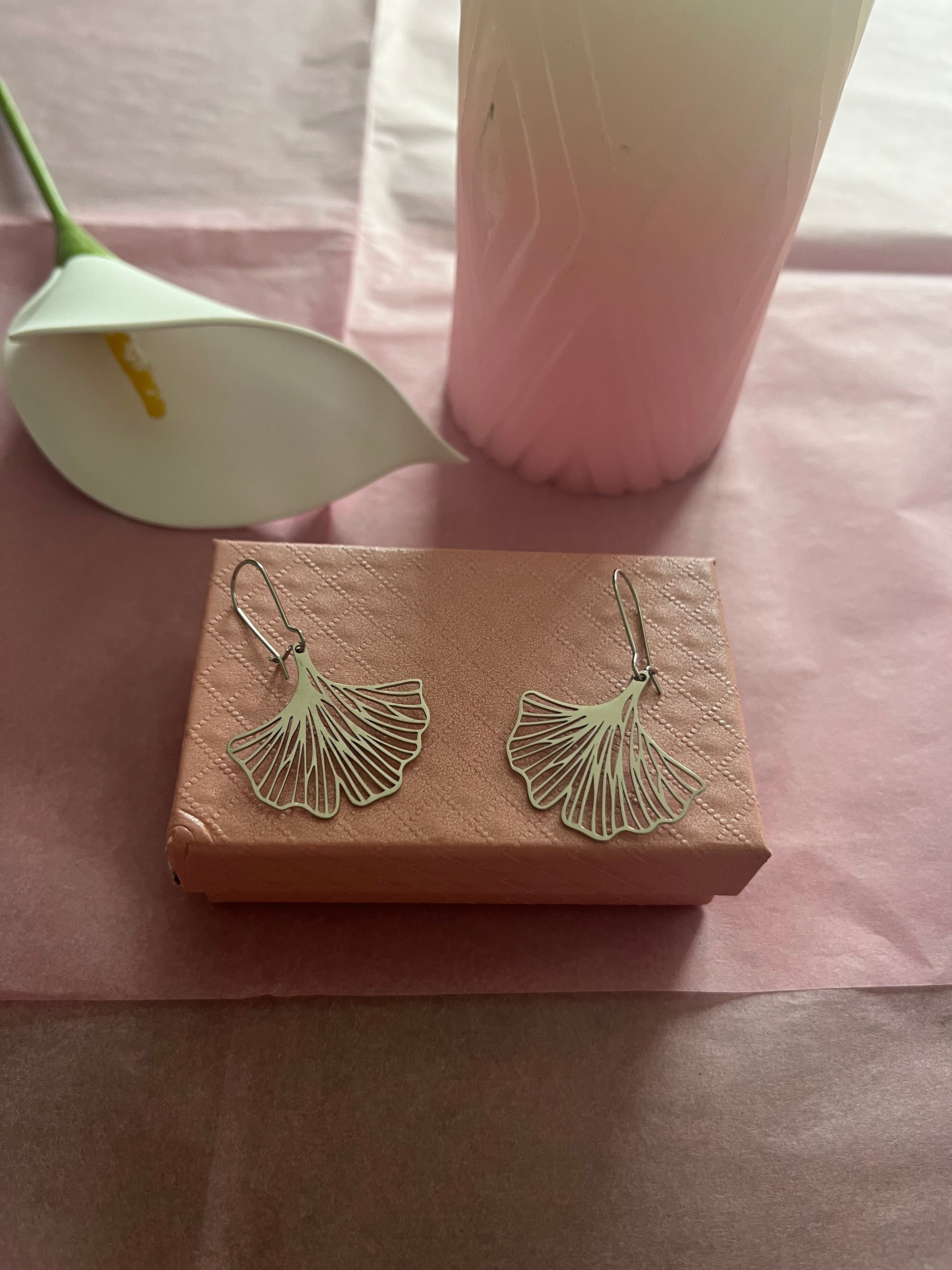 Boucles d'Oreilles Créoles Argentées Feuilles Ginkgo Ajourées Et Raffinées