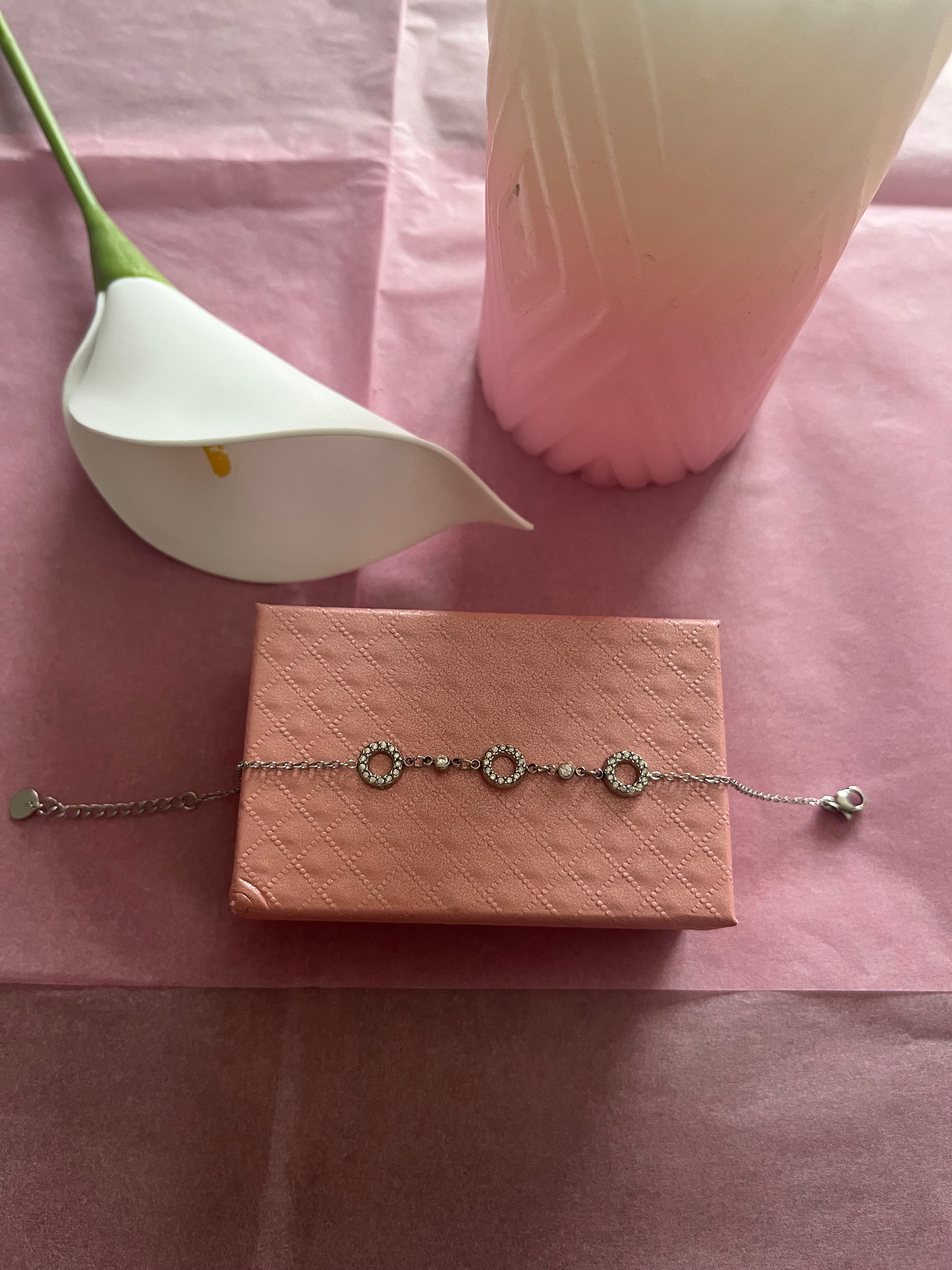 Bracelet chaîne fine argentée avec 3 pampilles cercles strassés