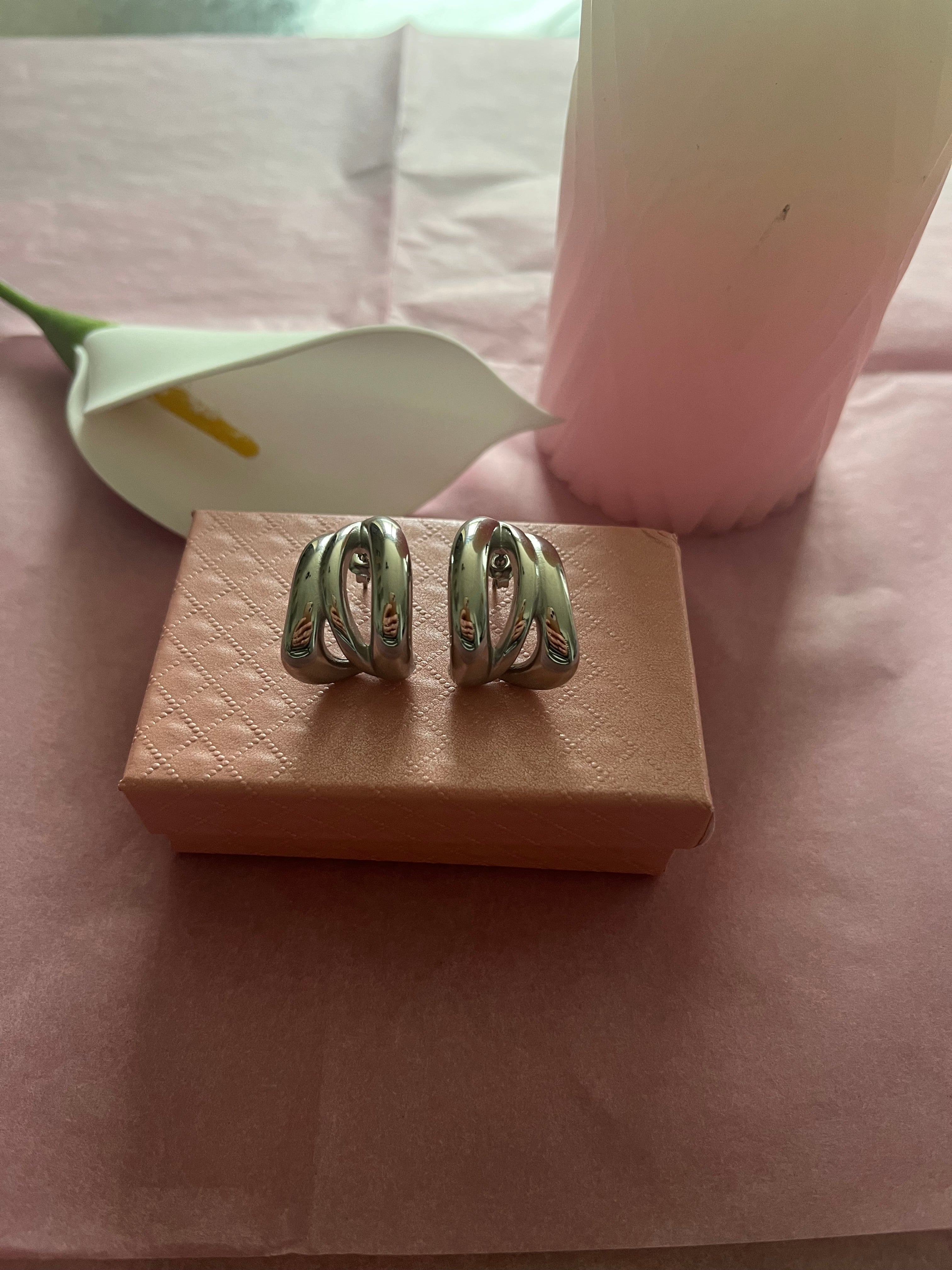 Boucles d’oreilles argentées larges à doubles anneaux entrelacés effet miroir