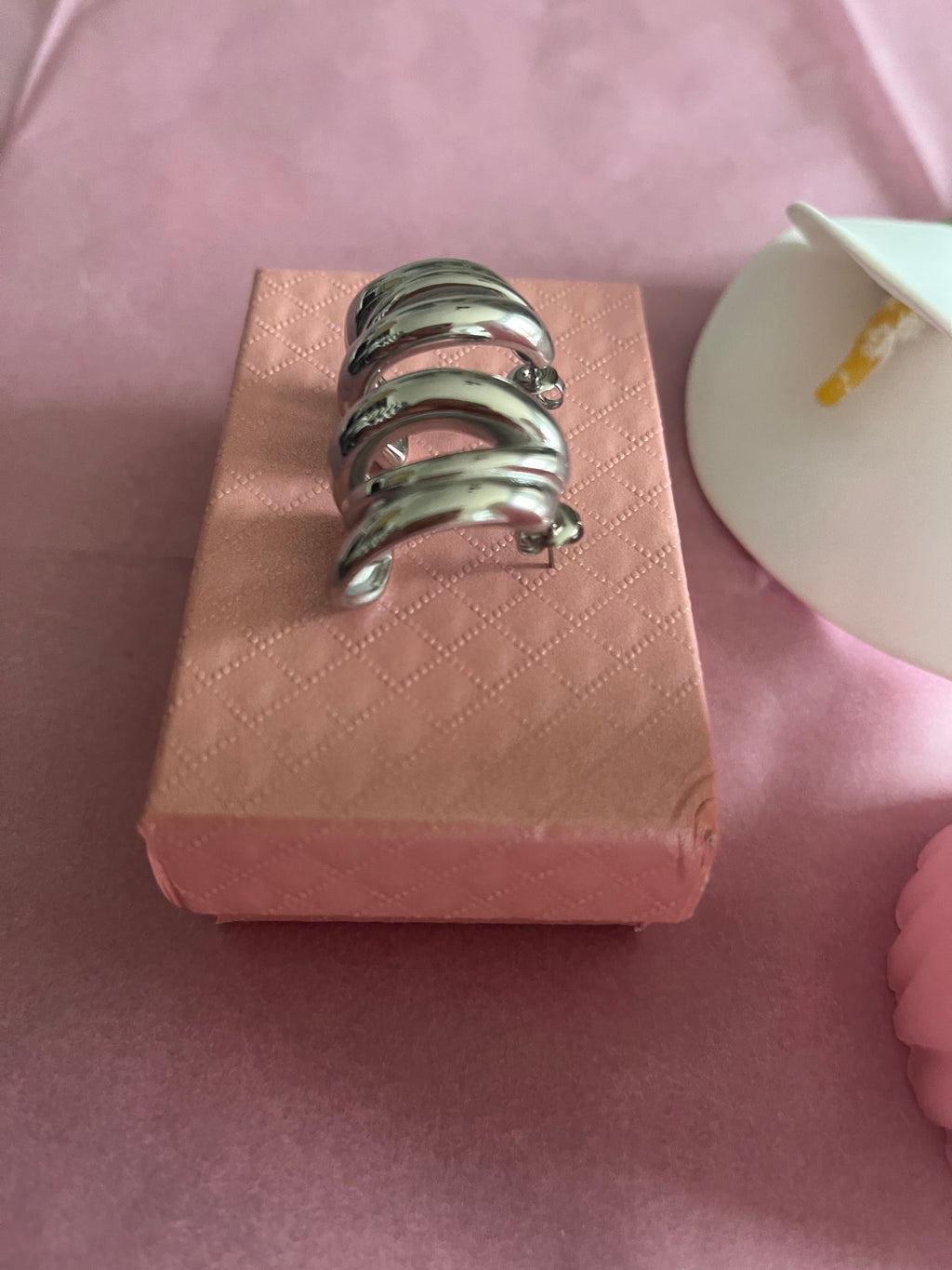 Boucles d’oreilles argentées larges à doubles anneaux entrelacés effet miroir