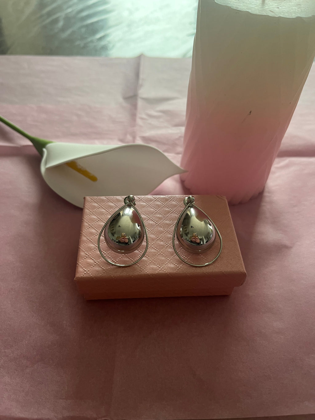 Boucles d’oreilles argentées pendantes gouttes bombées cerclées d’un anneau fin