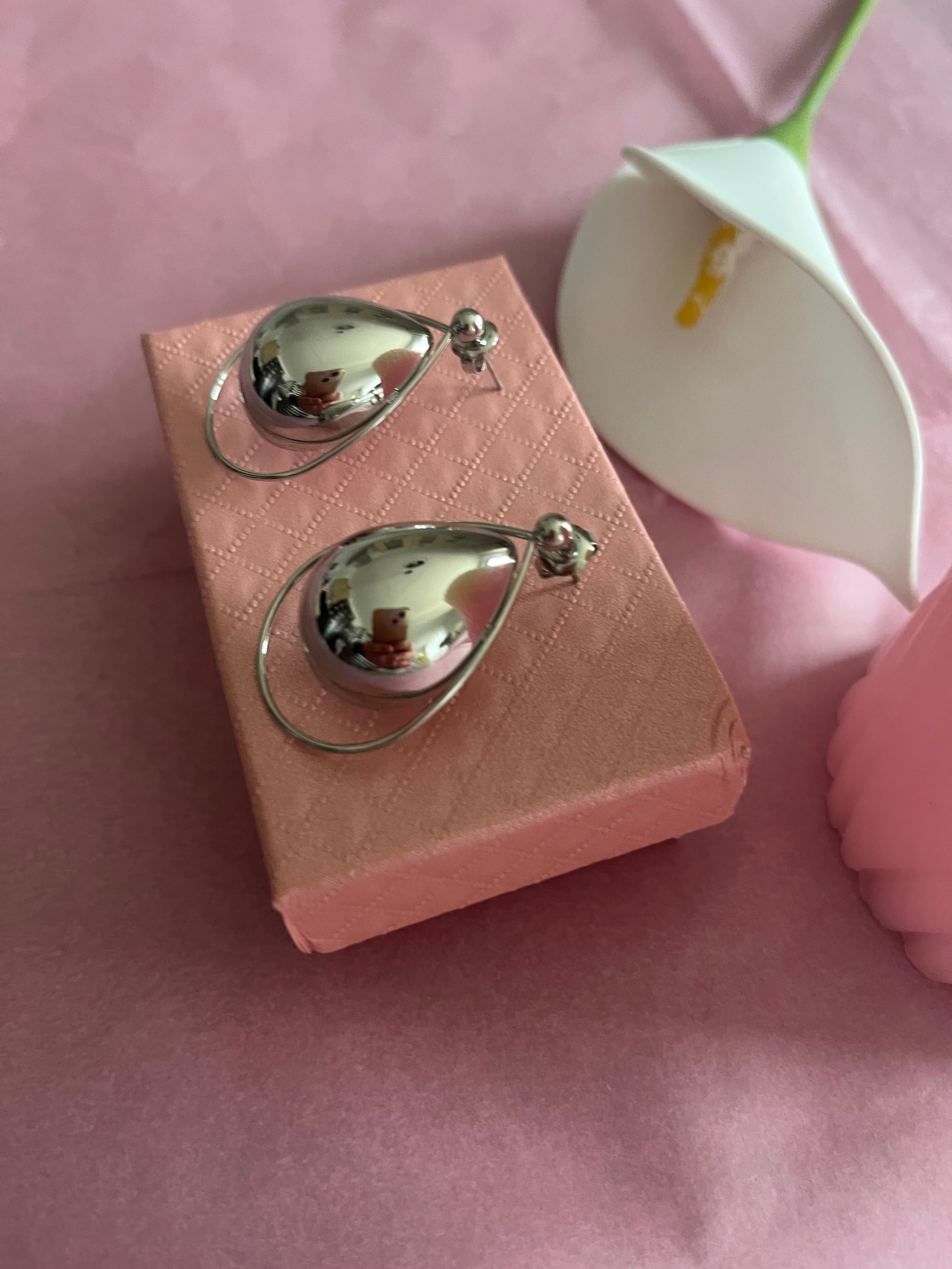 Boucles d’oreilles argentées pendantes gouttes bombées cerclées d’un anneau fin