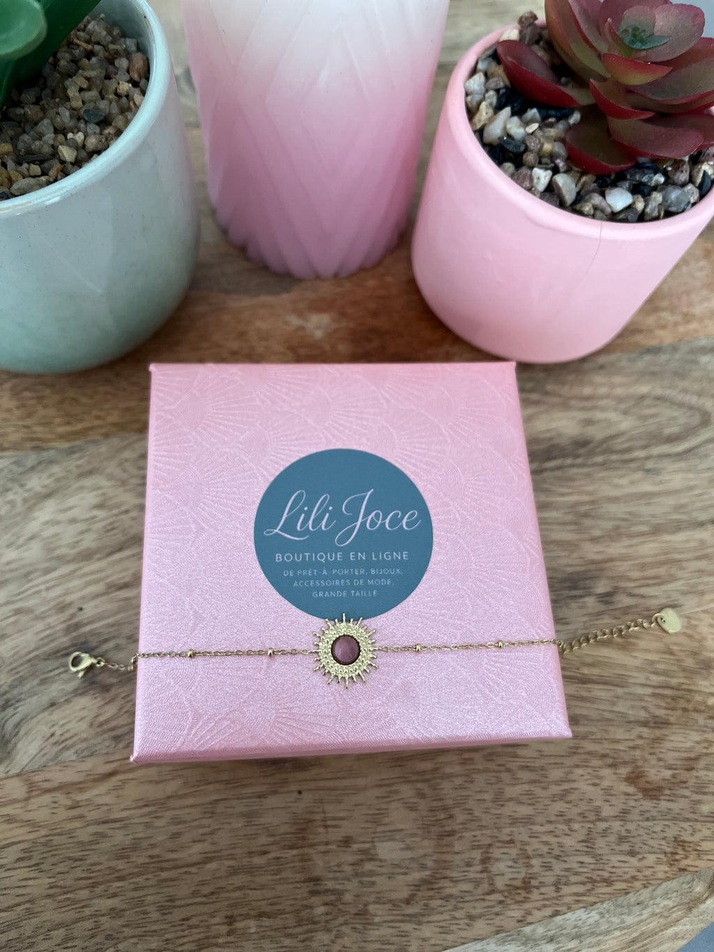 Bracelet doré avec fleur de Rhodonite