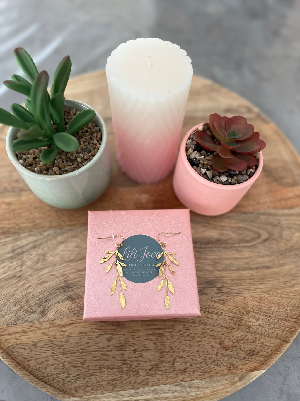 Boucles d'oreilles pendantes dorées branche avec feuilles allongées martelés