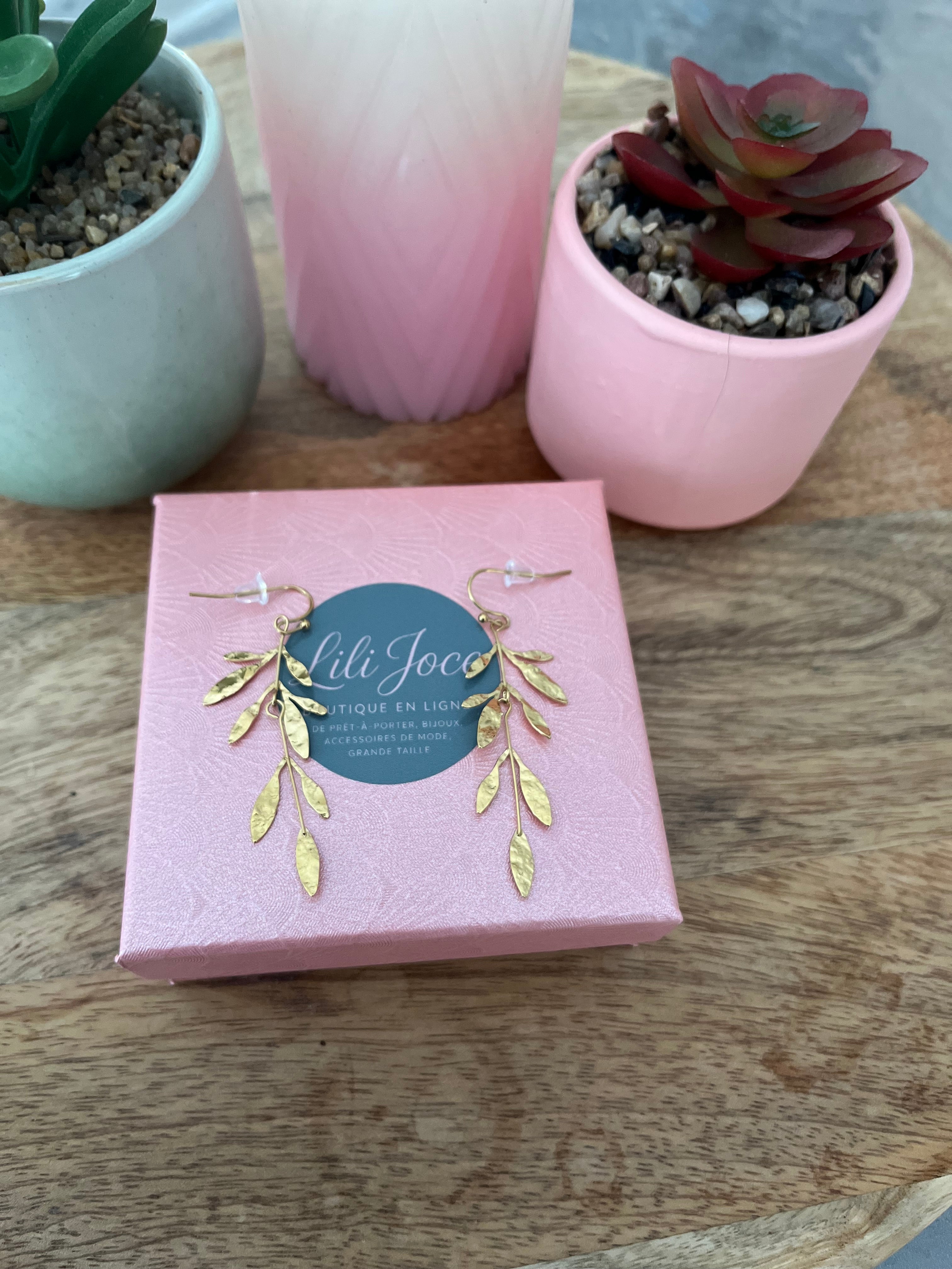 Boucles d'oreilles pendantes dorées branche avec feuilles allongées martelés