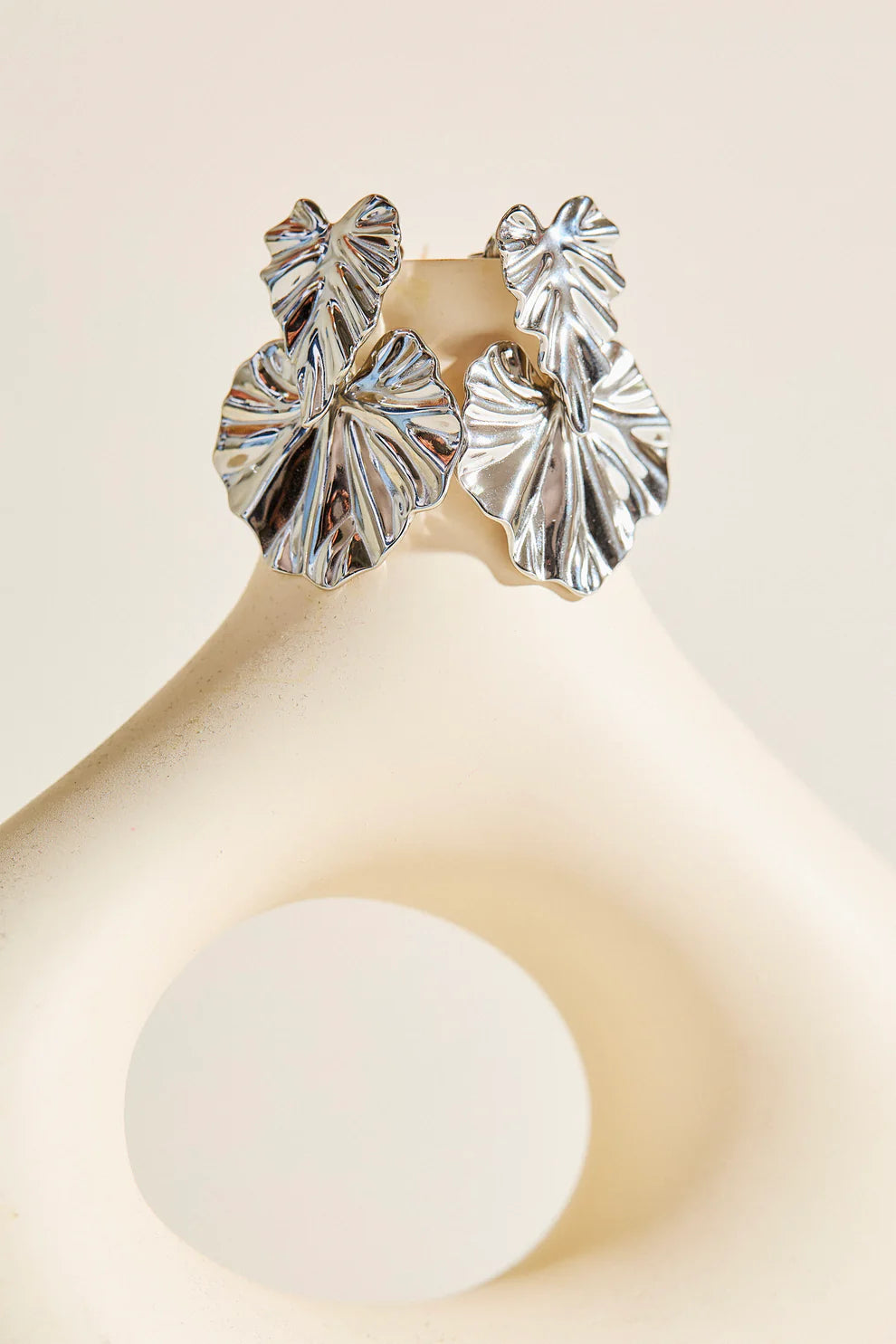 Boucles d'Oreilles Argentées Double Feuilles Ondulées Brillantes